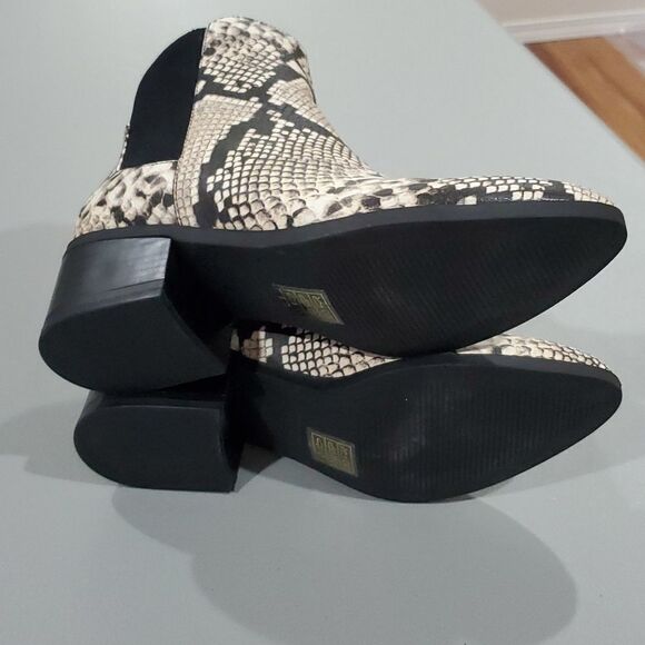 Spring snake skin design arch support zone heeled boots - Picture 3 of 4